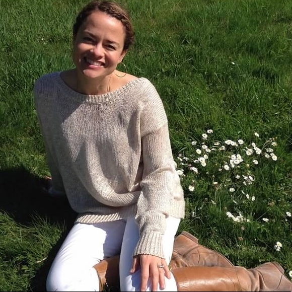 Super cute, easy going spring sweater - Picture 3 of 8